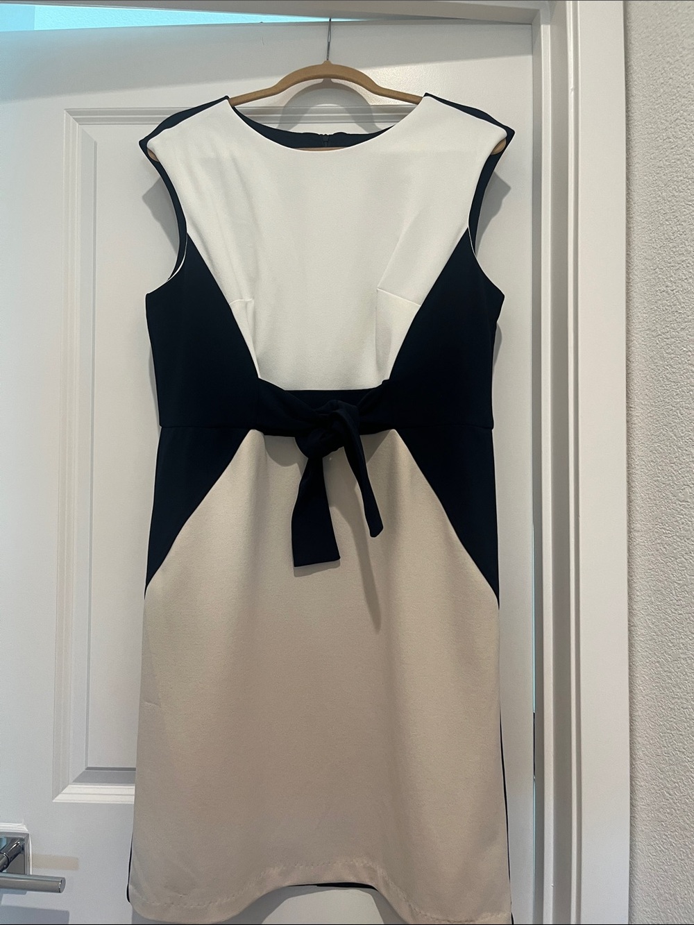 Sleeveless Black, White & Beige Colorblock Tie-Waist Dress sz 16